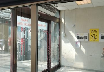 Al Cannizzaro di Catania: inveisce contro operatori e rompe vetro del pre-triage