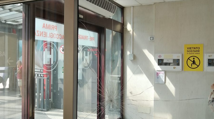 Al Cannizzaro di Catania: inveisce contro operatori e rompe vetro del pre-triage