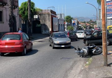 Giarre, scontro auto-scooter: due feriti non gravi