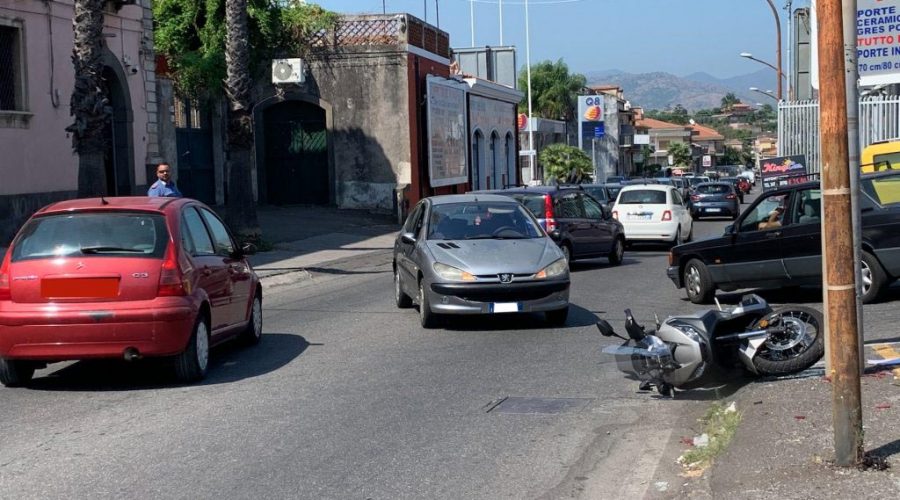 Giarre, scontro auto-scooter: due feriti non gravi