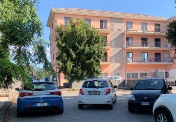 Migranti tunisini rifiutano quarantena e fuggono da centro accoglienza di Giarre. Pioggia di attacchi al sindaco