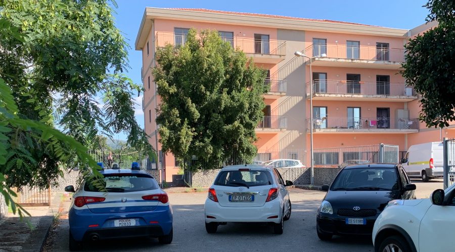 Migranti tunisini rifiutano quarantena e fuggono da centro accoglienza di Giarre. Pioggia di attacchi al sindaco