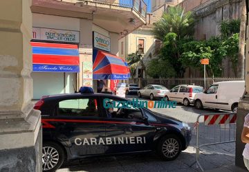 Riposto, "Indossate le mascherine": invito disatteso e botte da orbi per il titolare del panificio&nbsp;VIDEO