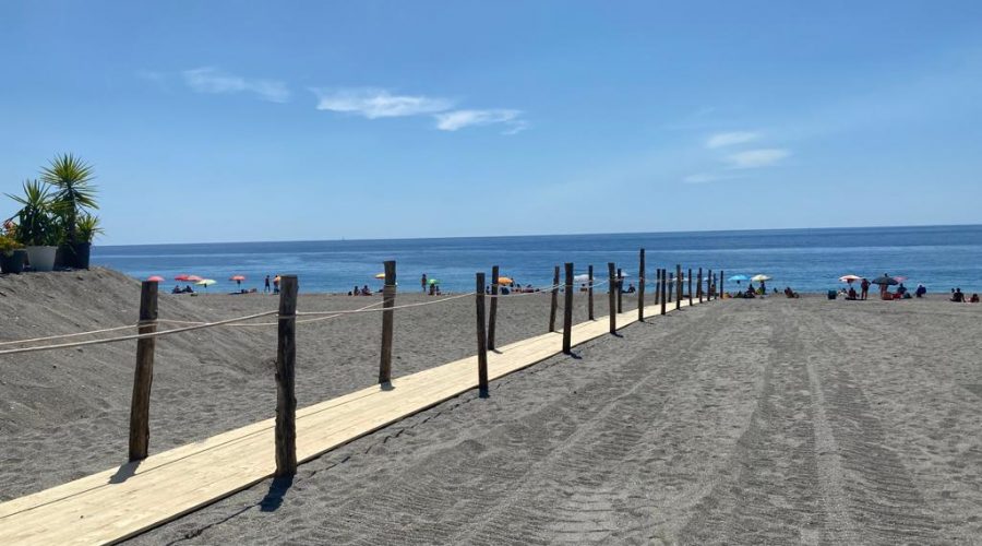 Dopo Mascali anche Acireale e Calatabiano chiudono le spiagge libere per la notte di Ferragosto