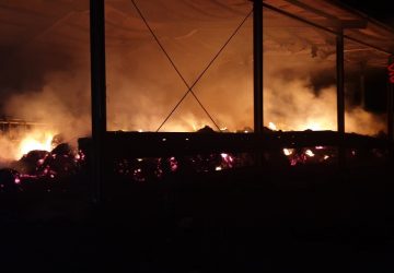 Vizzini, a fuoco fienile. Intervento dei Vvf