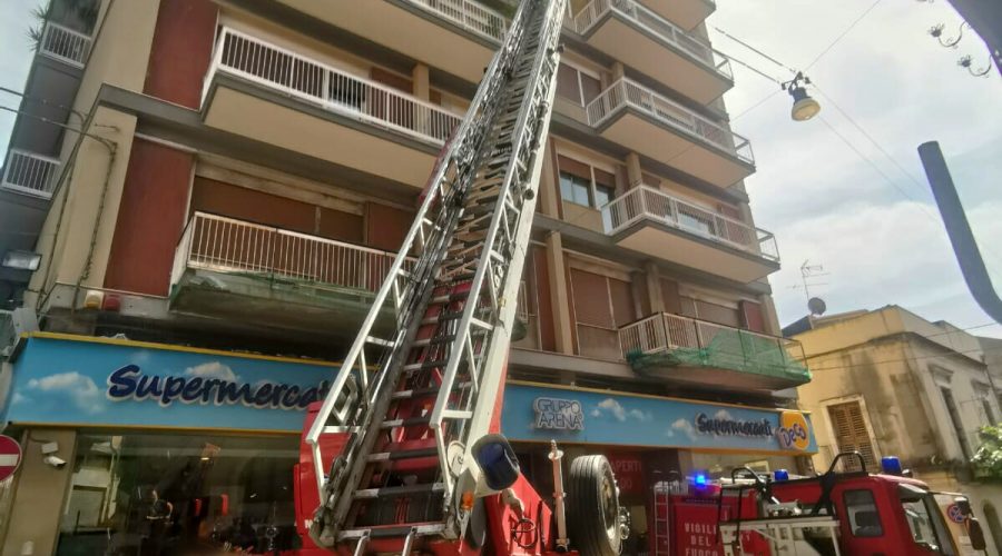 Acireale, soccorso a persona del 118 e Vigili del fuoco