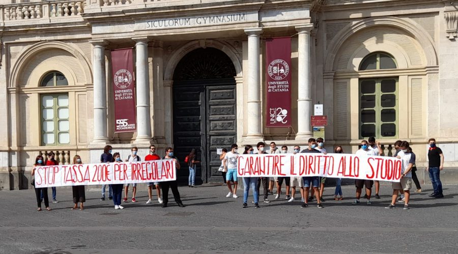 Catania, presidio studentesco per dire stop alla tassa di 200 euro per gli “irregolari”