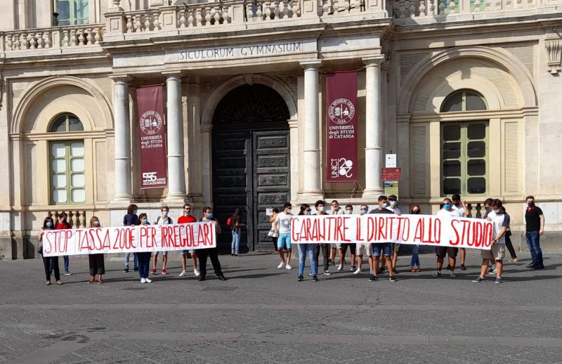 Catania, presidio studentesco per dire stop alla tassa di 200 euro per gli “irregolari”