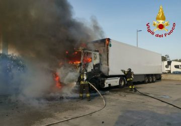 Catania, intervengono i Vigili del Fuoco per l'Incendio di un autoarticolato sulla SS114