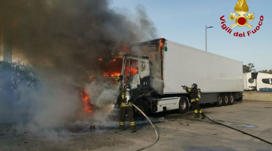 Catania, intervengono i Vigili del Fuoco per l’Incendio di un autoarticolato sulla SS114