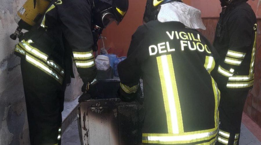 Paternò, a causa di una lavatrice difettosa divampa incendio in un appartamento