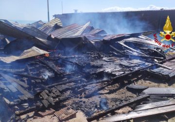 Catania,  rogo al lido Las Vegas: a fuoco la fila centrale delle cabine