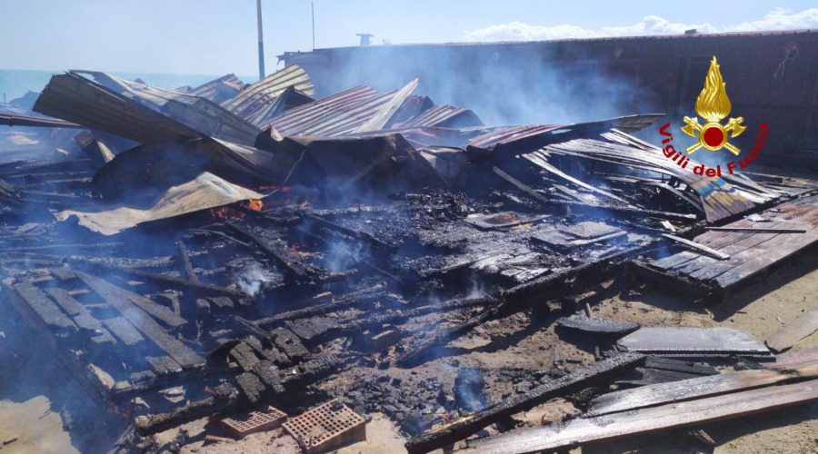 Catania,  rogo al lido Las Vegas: a fuoco la fila centrale delle cabine