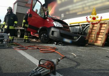Grave incidente stradale sulla SS284 Patern&ograve; Adrano, collisione tra camion e furgone. Un morto. FOTO
