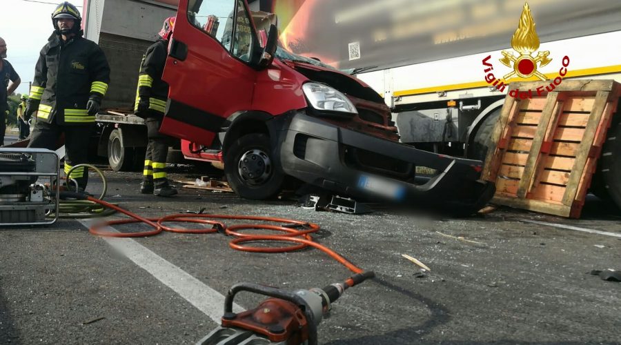 Grave incidente stradale sulla SS284 Paternò Adrano, collisione tra camion e furgone. Un morto. FOTO
