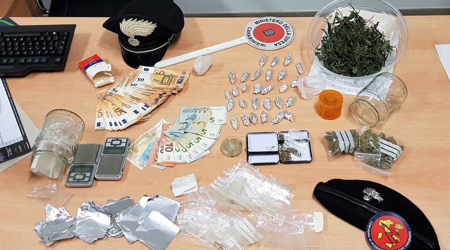 Aci Castello, nascondeva in casa l’erba da spacciare: in manette 22enne