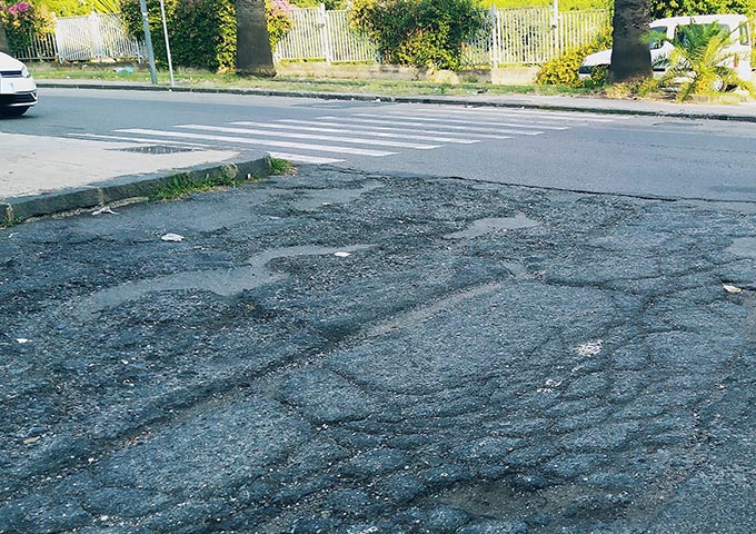 Giarre, inizia la scuola ma le strade sono piene di buche