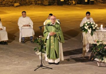 Milo saluta il parroco padre Gaetano Lo Giudice, dopo 48 anni di servizio