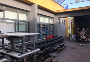 Primo giorno di scuola all&rsquo;Istituto Comprensivo di Santa Venerina. Arrivati stamane anche i nuovi banchi