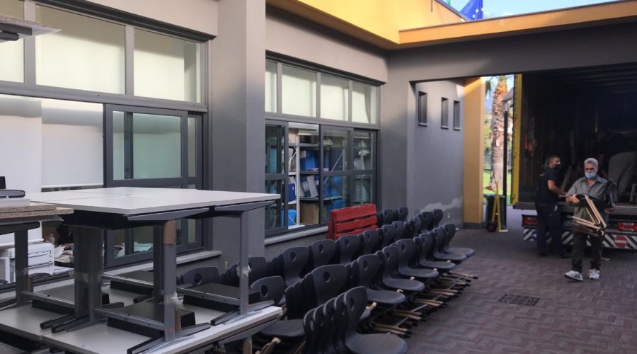 Primo giorno di scuola all’Istituto Comprensivo di Santa Venerina. Arrivati stamane anche i nuovi banchi