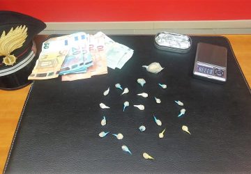 Beccata con 20 dosi di eroina: in manette 33enne di Aci Catena