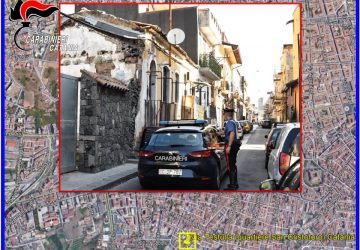 Spintoni ed insulti ai carabinieri per far fuggire lo spacciatore: arrestati il figlio e la nipote