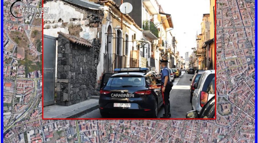 Spintoni ed insulti ai carabinieri per far fuggire lo spacciatore: arrestati il figlio e la nipote