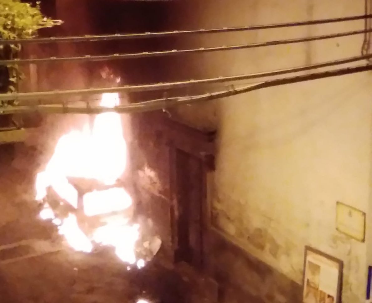 Giarre, incendio in via Madonna delle Grazie. Danneggiato muro della chiesetta