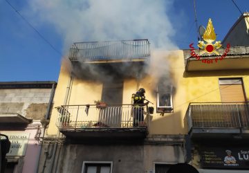 Piano Tavola, divampa incendio in appartamento: 7 intossicati