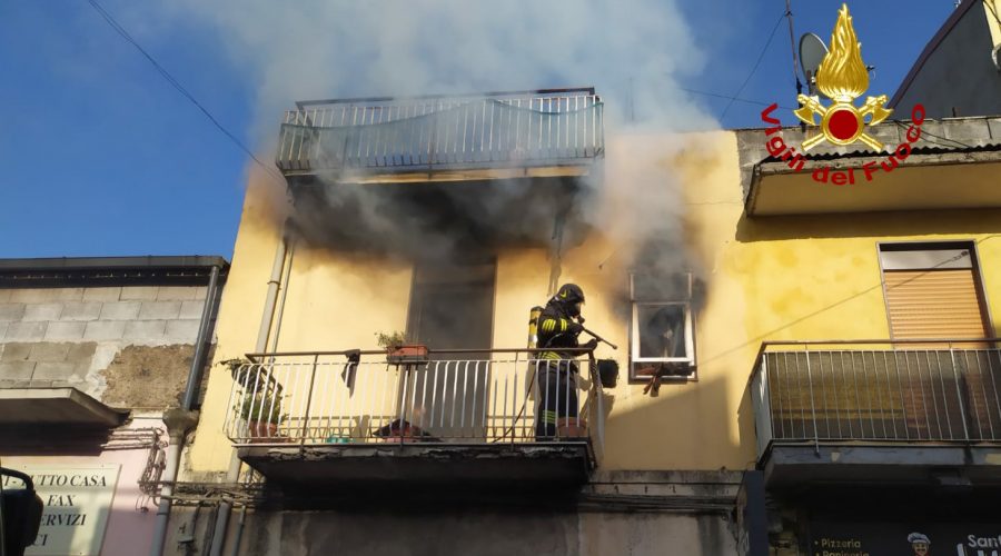 Piano Tavola, divampa incendio in appartamento: 7 intossicati