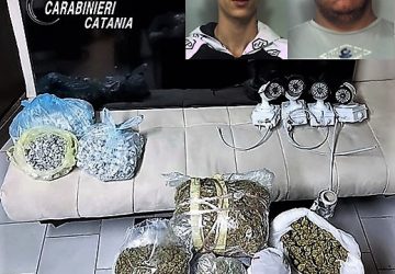 Spacciavano protetti dalle telecamere: sequestrati 2 Kg di marijuana. Due arresti