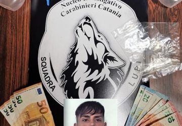 Catania,  braccato dai &ldquo;Lupi&rdquo; si consegna ai Cc: spacciava cocaina  in via Capo Passero