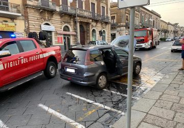 Giarre, principio di incendio su un'auto in marcia VD