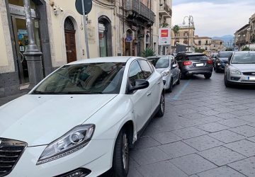 Giarre, scontro in via Callipoli tra auto e scooter: due feriti. Intervento dell'elisoccorso