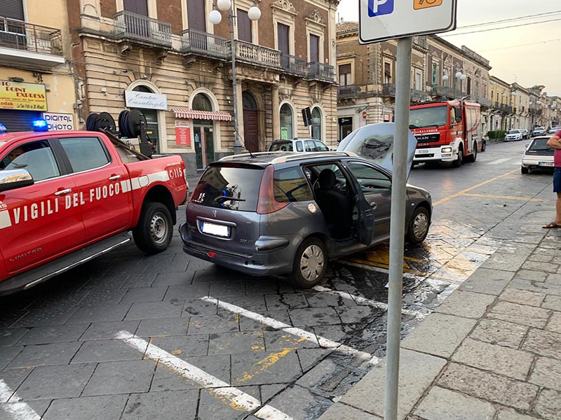 Giarre, principio di incendio su un’auto in marcia VD