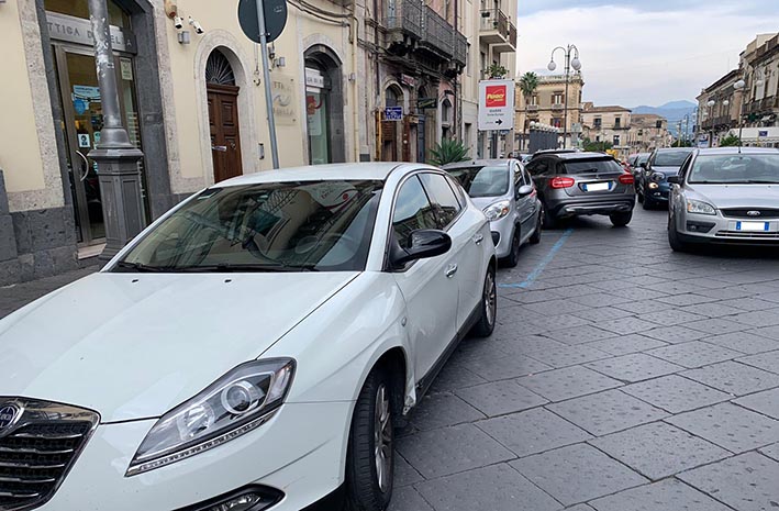 Giarre, scontro in via Callipoli tra auto e scooter: due feriti. Intervento dell’elisoccorso