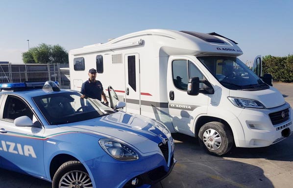 Polizia ritrova camper rubato a due turisti bergamaschi: un denunciato