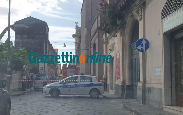 Riposto, intervento dei vigili del fuoco per un crollo di calcinacci