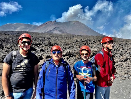 Etna, quattro giovani non vedenti raggiungono la vetta: progetto Irifor