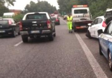 Giarre, auto carambola e si schianta contro guardrail