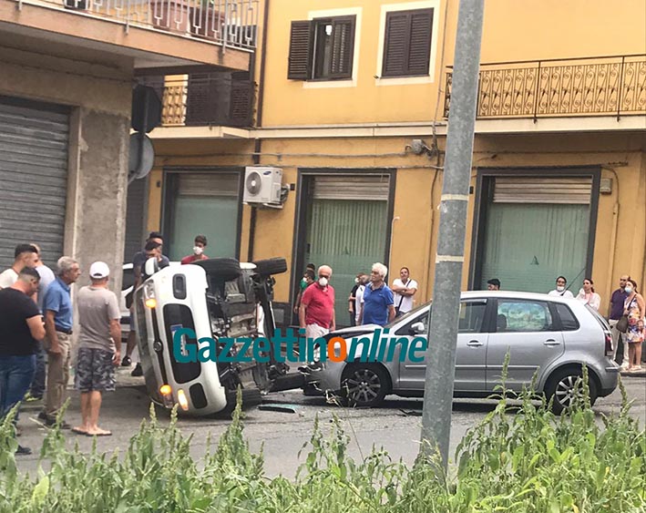 Giarre, incidente in via Lazio. Auto si ribalta su un fianco. Due feriti VIDEO
