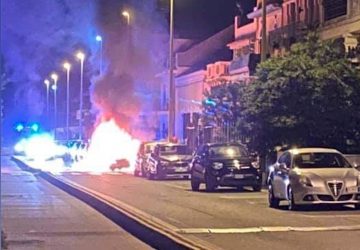 Torre Archirafi, Mercedes avvolta dalle fiamme. Intervento dei Vigili del fuoco