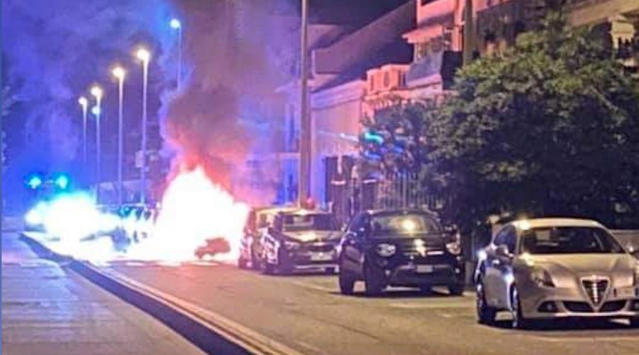 Torre Archirafi, Mercedes avvolta dalle fiamme. Intervento dei Vigili del fuoco