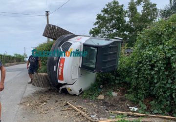 Bobcat cingolato si ribalta in via San Matteo a Giarre