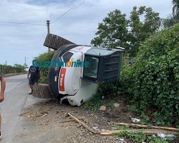 Bobcat cingolato si ribalta in via San Matteo a Giarre