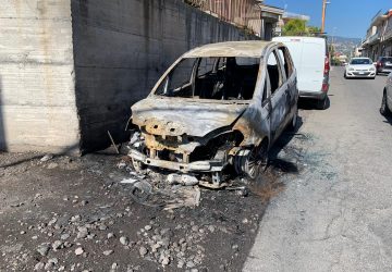 Giarre, nella notte divampa incendio che divora un'auto in sosta