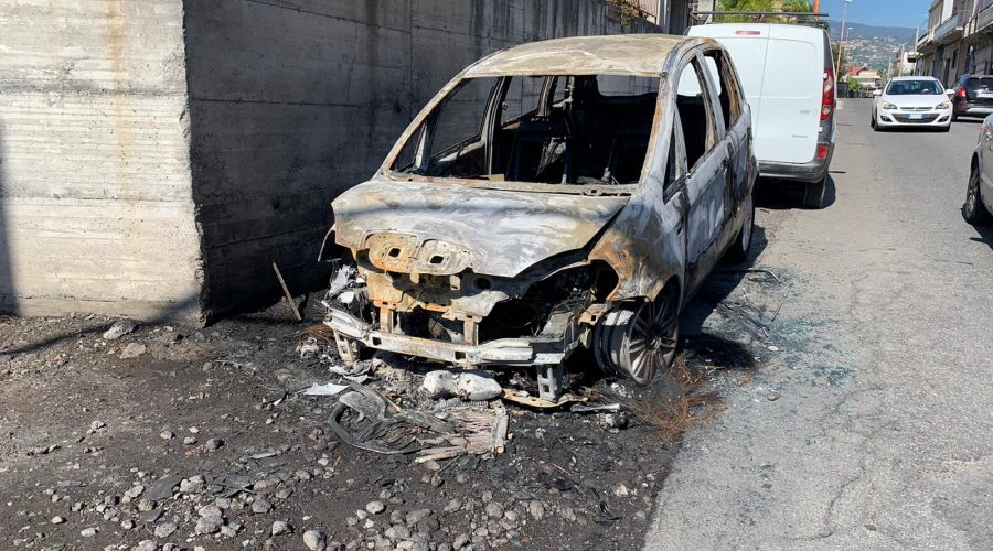 Giarre, nella notte divampa incendio che divora un’auto in sosta