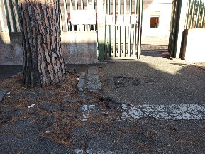 Giarre, manto sconnesso in via Trinacria: un pericolo per chi va a scuola
