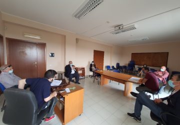 Giarre, adottate misure per contenere gli assembramenti fuori dalle scuole