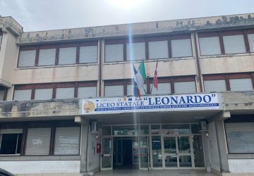 Giarre, la dirigente del liceo Scientifico: "I ragazzi una volta fuori dalla scuola, subiscono il disagio dei mezzi di trasporto"  VD